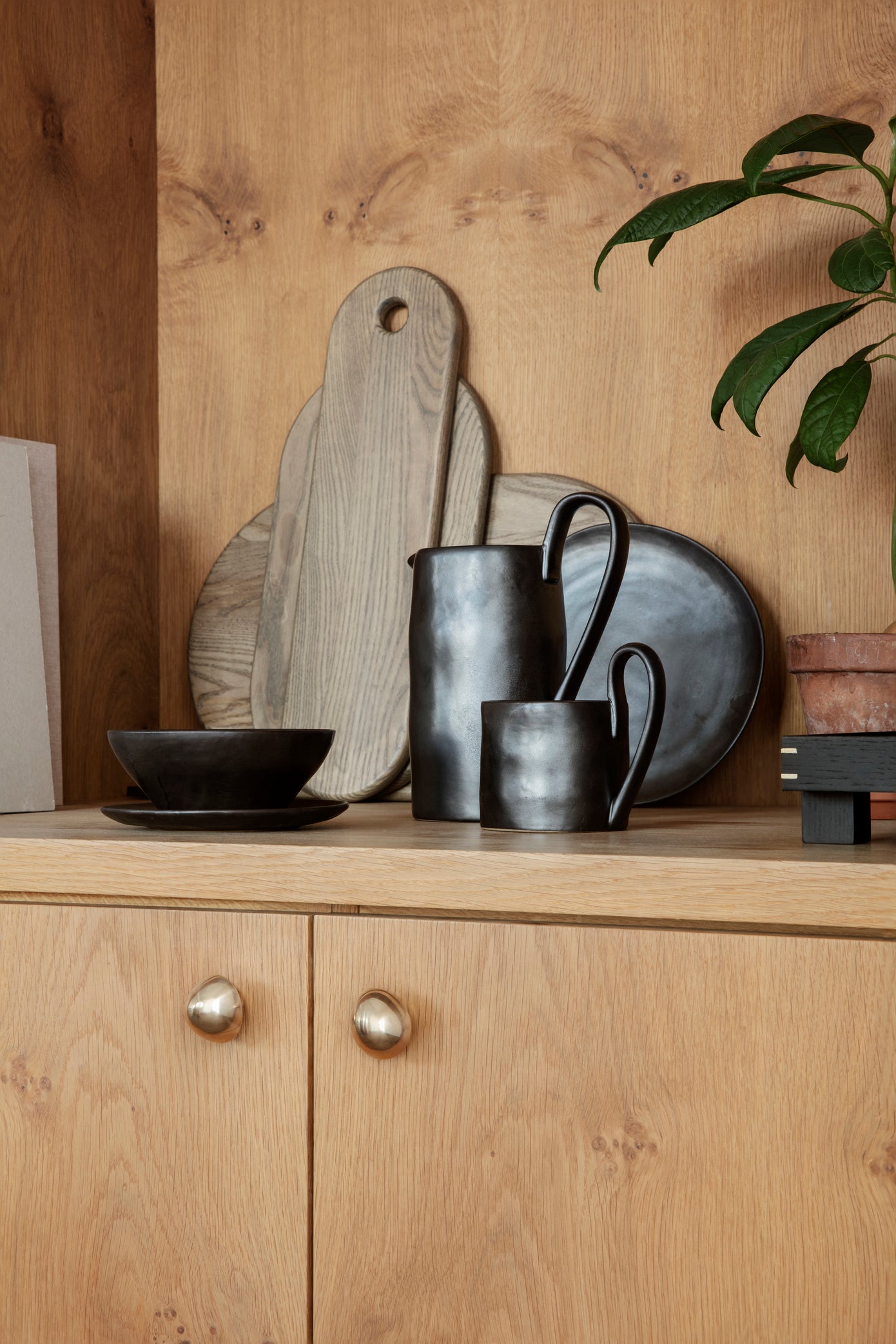 Flow Plate | Medium 22cm | Black | Ceramic | by ferm Living - Lifestory - ferm Living