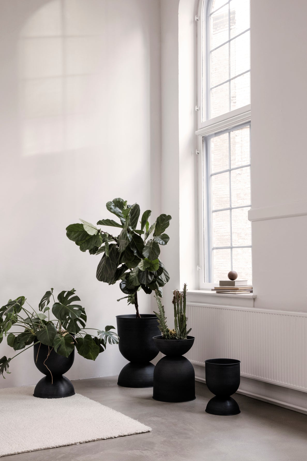 Hourglass Plant Pot | Large | Black | by ferm Living - Lifestory