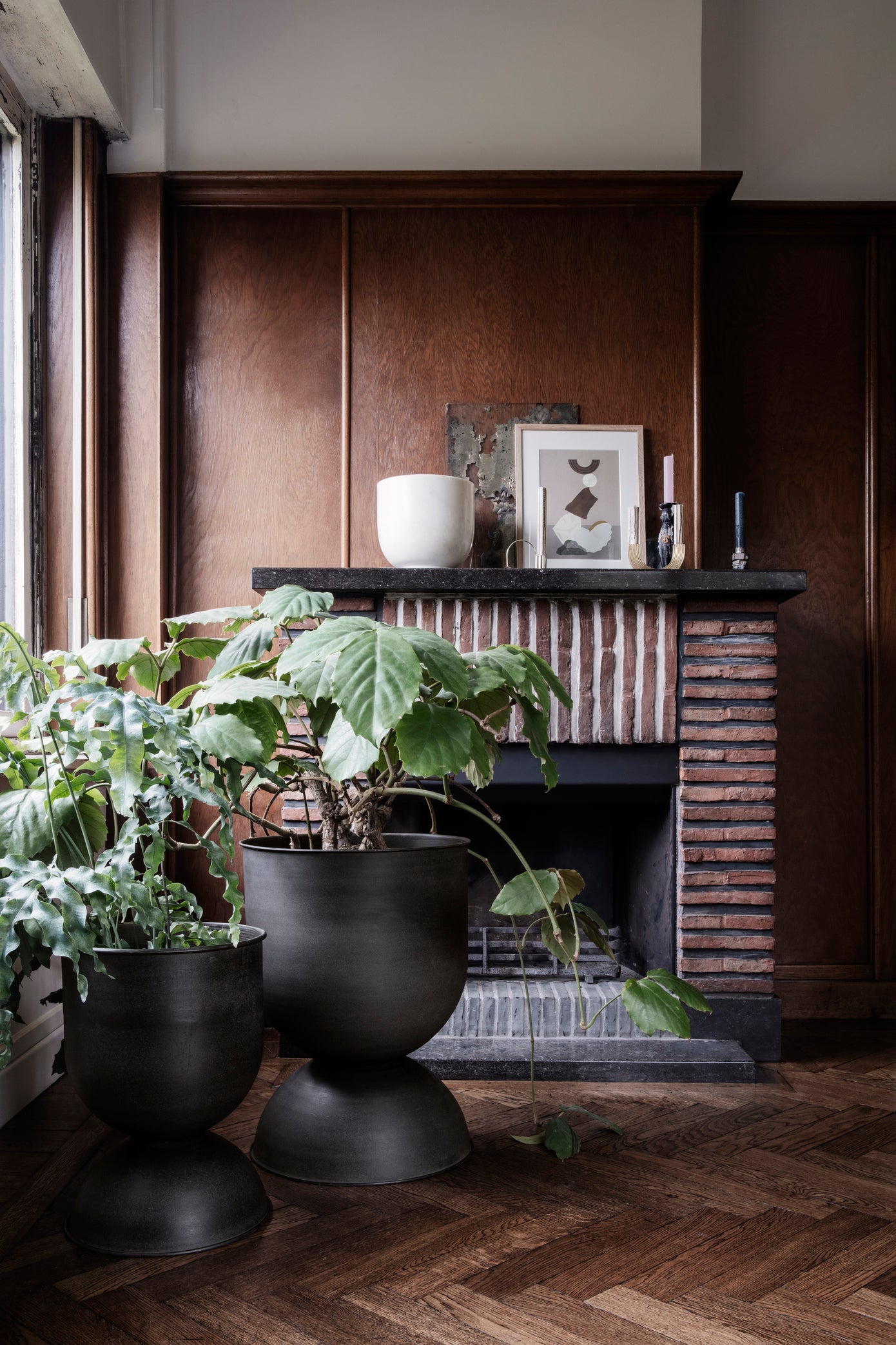 Hourglass Plant Pot | Medium | Black | by ferm Living - Lifestory