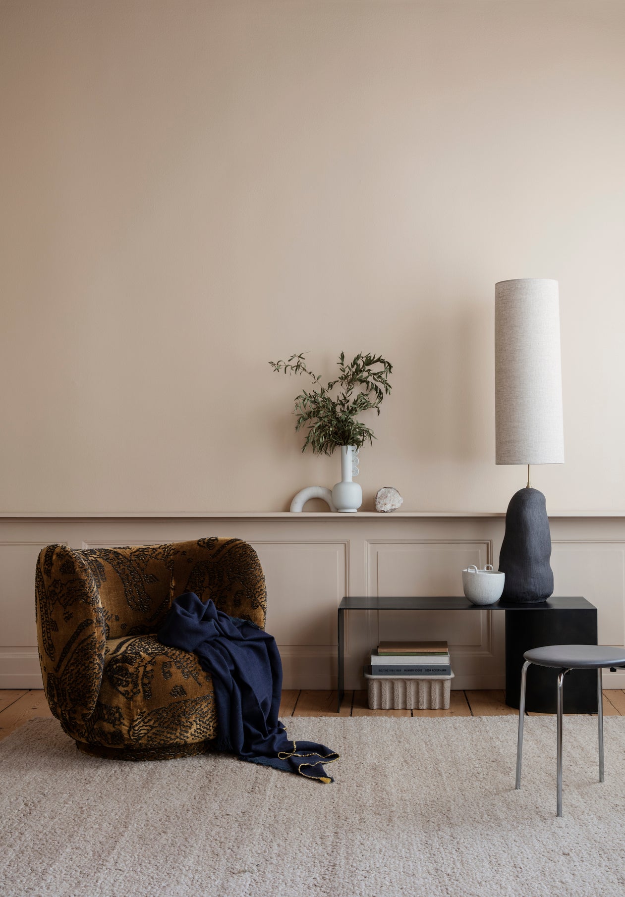 Hebe floor lamp base | Ceramic | Dark grey or Off-white - Lifestory