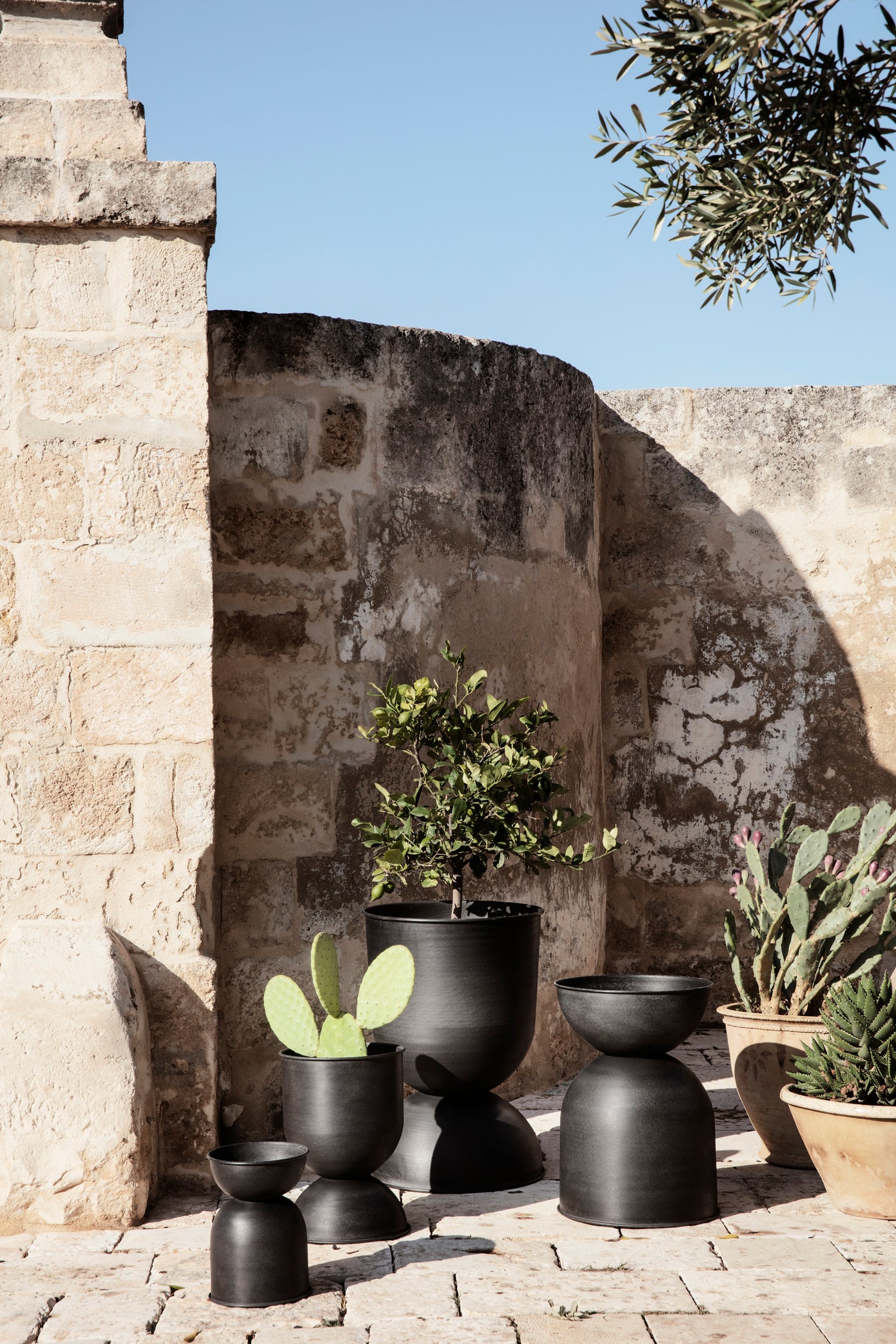 Hourglass Plant Pot | Large | Black | by ferm Living - Lifestory