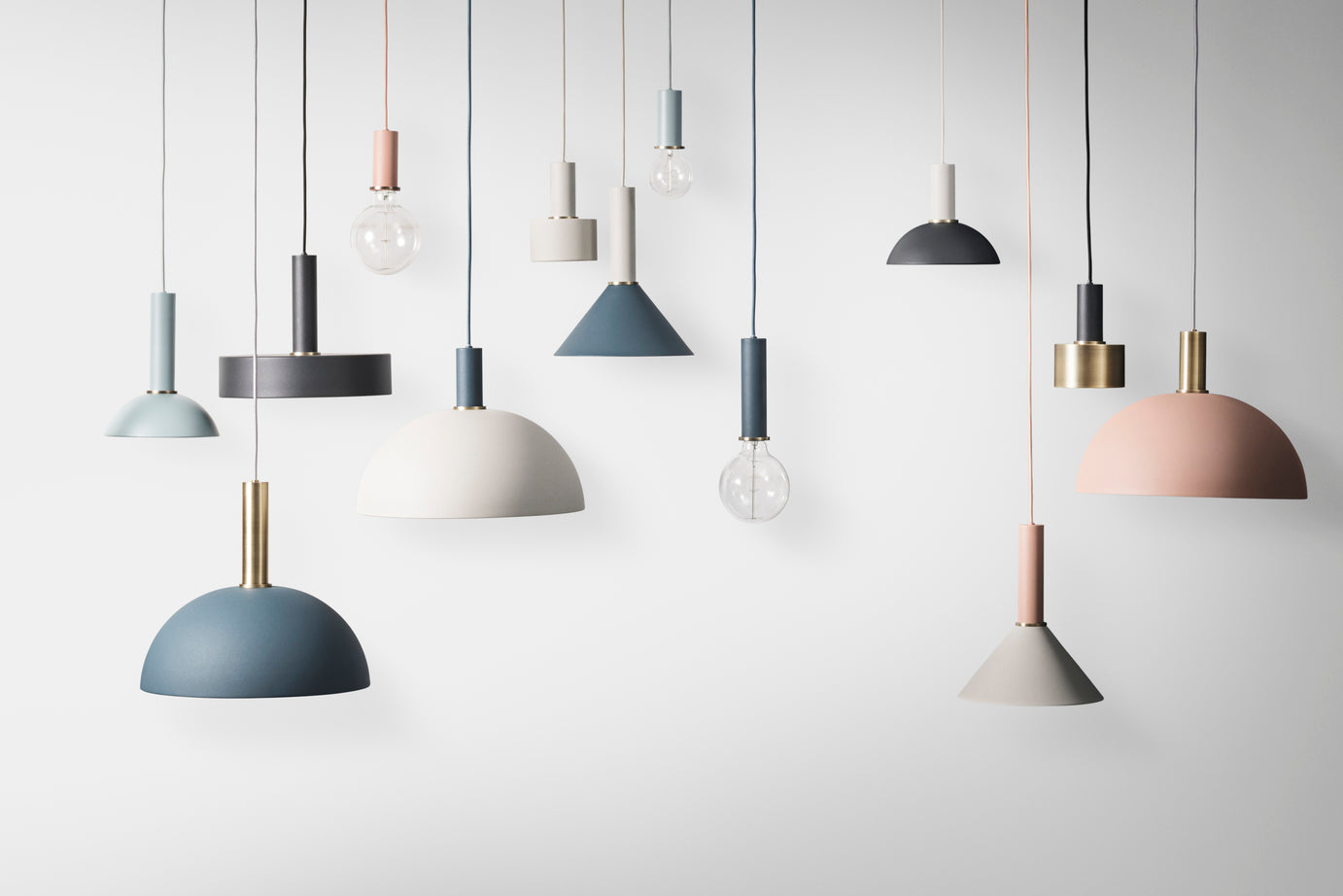 Socket pendant low | Black, Brass - Lifestory